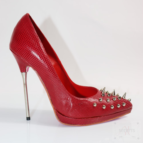 LADY FENIX IN MANHATTAN SPIKES LADY FENIX IN MANHATTAN SPIKES