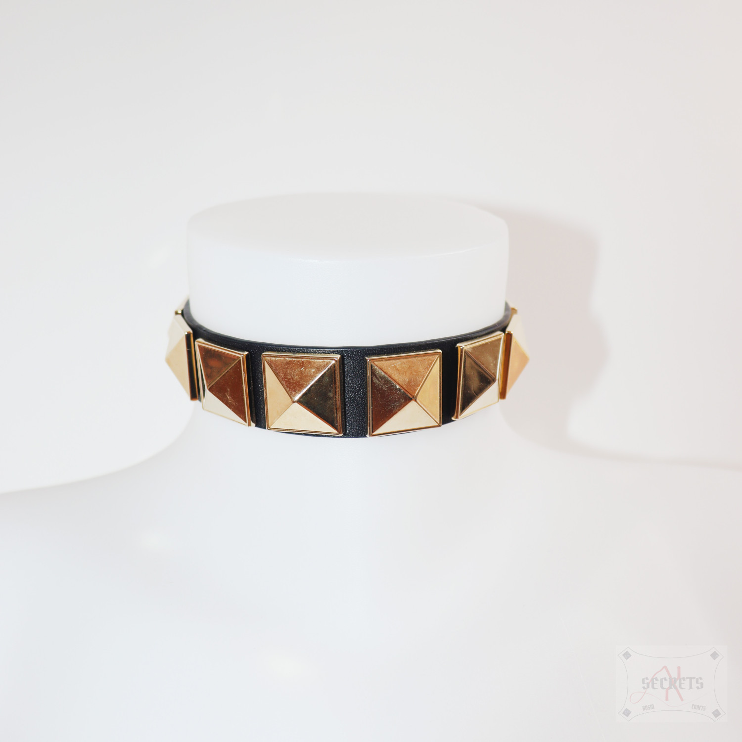 COLLAR PYRAMIDS