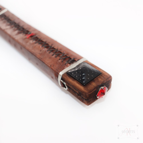 PALA 'NI TOGAI' (PIEL DE AVESTRUZ Y ACABADO MADERA EN CAOBA) PALA 'NI TOGAI' (PIEL DE AVESTRUZ Y ACABADO MADERA EN CAOBA)