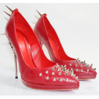LADY FENIX IN MANHATTAN SPIKES