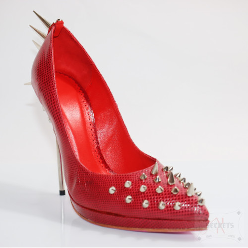 LADY FENIX IN MANHATTAN SPIKES LADY FENIX IN MANHATTAN SPIKES