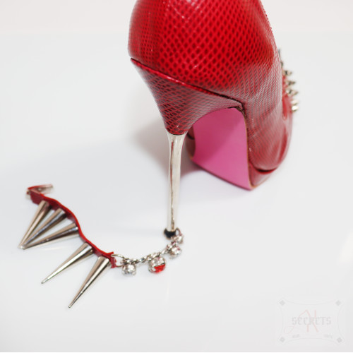 LADY FENIX IN MANHATTAN SPIKES LADY FENIX IN MANHATTAN SPIKES