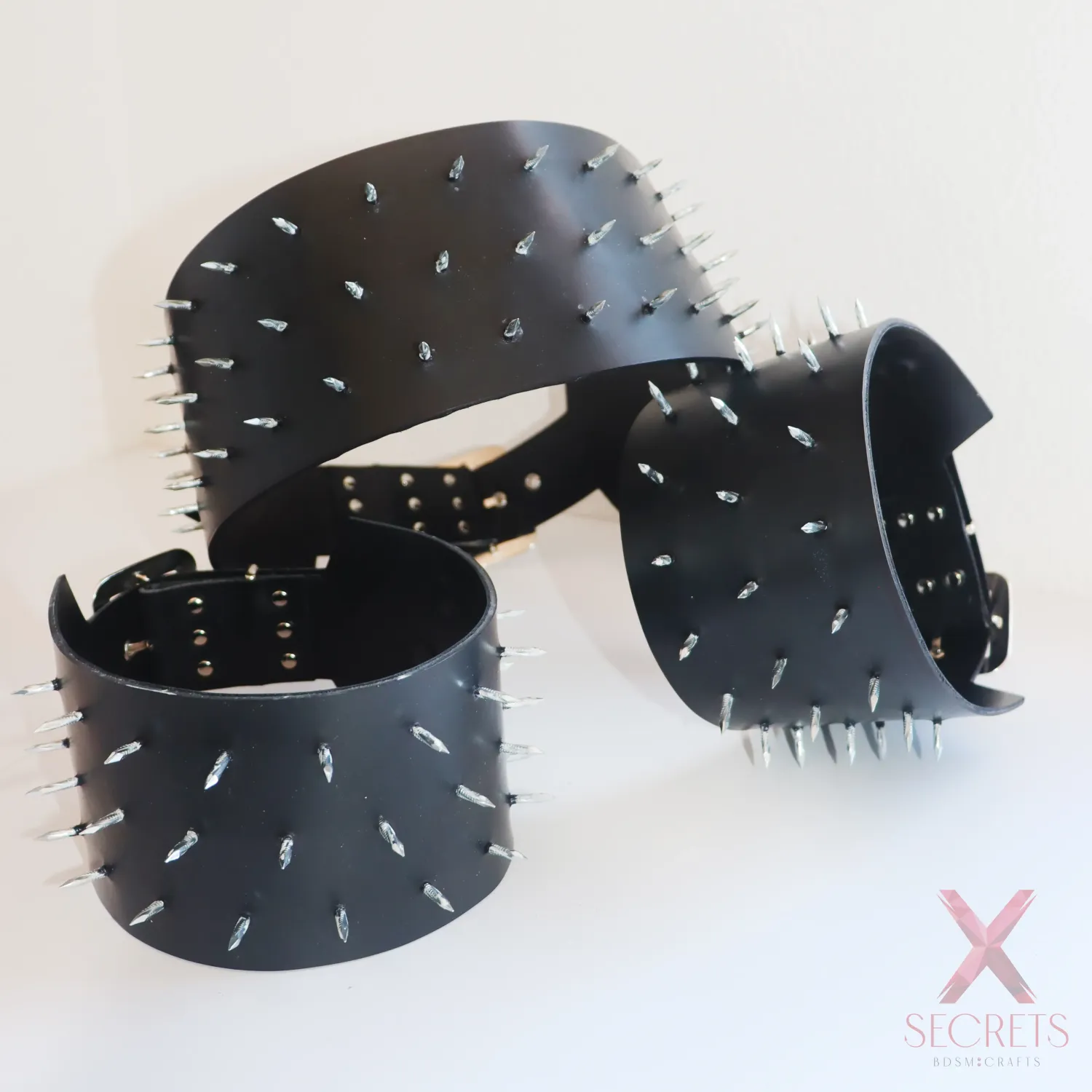 SET CILICIO BDSM: ARNÉS DE TORSO, LIGAS Y MUSLERAS DE CASTIGO EN CUERO 