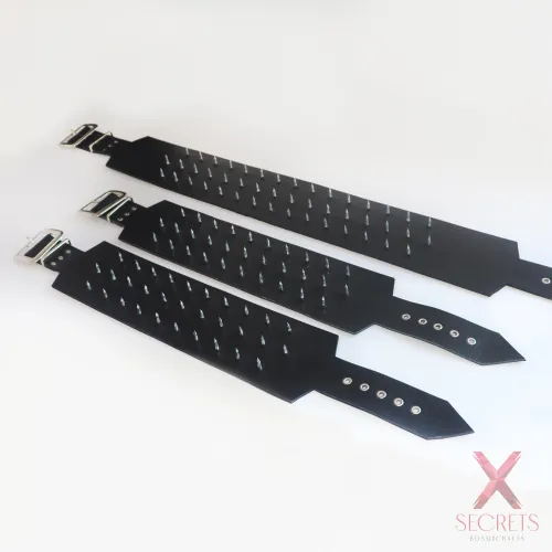 SET ARMADURA BDSM: TOP, LIGAS Y MUSLERAS DE CUERO CON PINCHOS (Modo Dominante)