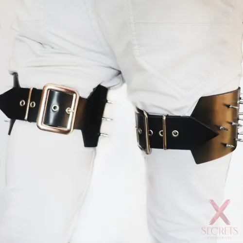 CONJUNTO DE LIGAS / MUSLERAS DE CUERO GENUINO CON PINCHOS EXTREMOS (Modo Armadura) CONJUNTO DE LIGAS / MUSLERAS DE CUERO GENUINO CON PINCHOS EXTREMOS (Modo Armadura)