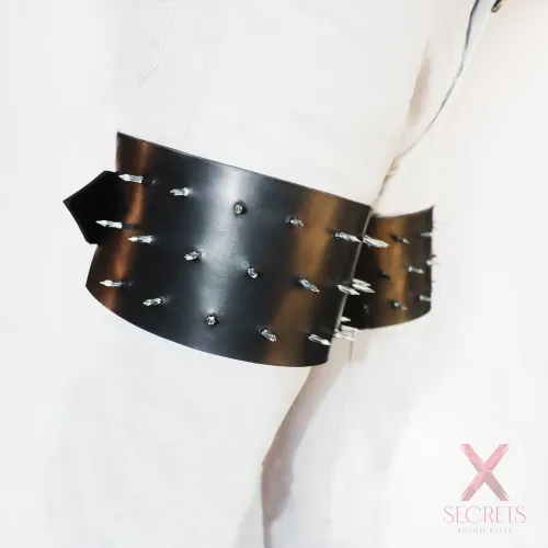 CONJUNTO DE LIGAS / MUSLERAS DE CUERO GENUINO CON PINCHOS EXTREMOS (Modo Armadura) CONJUNTO DE LIGAS / MUSLERAS DE CUERO GENUINO CON PINCHOS EXTREMOS (Modo Armadura)