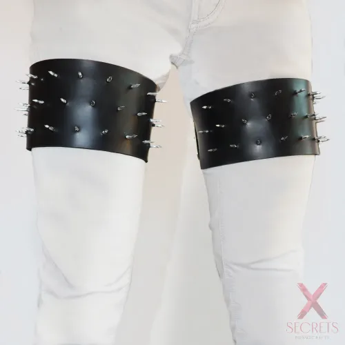 CONJUNTO DE LIGAS / MUSLERAS DE CUERO GENUINO CON PINCHOS EXTREMOS (Modo Armadura) CONJUNTO DE LIGAS / MUSLERAS DE CUERO GENUINO CON PINCHOS EXTREMOS (Modo Armadura)
