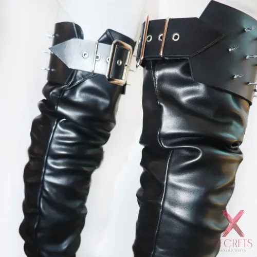 CONJUNTO DE LIGAS / MUSLERAS DE CUERO GENUINO CON PINCHOS EXTREMOS (Modo Armadura) CONJUNTO DE LIGAS / MUSLERAS DE CUERO GENUINO CON PINCHOS EXTREMOS (Modo Armadura)