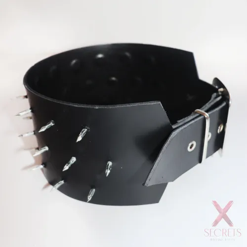 CONJUNTO DE LIGAS / MUSLERAS DE CUERO GENUINO CON PINCHOS EXTREMOS (Modo Armadura) CONJUNTO DE LIGAS / MUSLERAS DE CUERO GENUINO CON PINCHOS EXTREMOS (Modo Armadura)