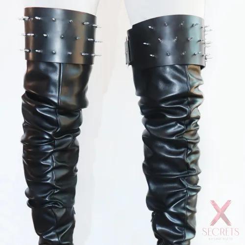 CONJUNTO DE LIGAS / MUSLERAS DE CUERO GENUINO CON PINCHOS EXTREMOS (Modo Armadura) CONJUNTO DE LIGAS / MUSLERAS DE CUERO GENUINO CON PINCHOS EXTREMOS (Modo Armadura)