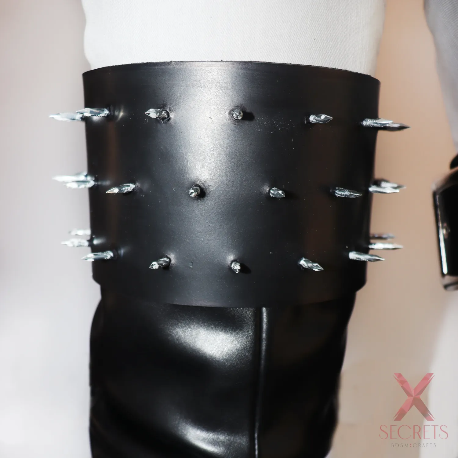 CONJUNTO DE LIGAS / MUSLERAS DE CUERO GENUINO CON PINCHOS EXTREMOS (Modo Armadura)