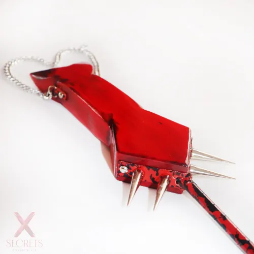 Fusta BDSM Artesanal 'Evil' con Mango Esculpido y Detalle de Pincho Diabólico Fusta BDSM Artesanal 'Evil' con Mango Esculpido y Detalle de Pincho Diabólico