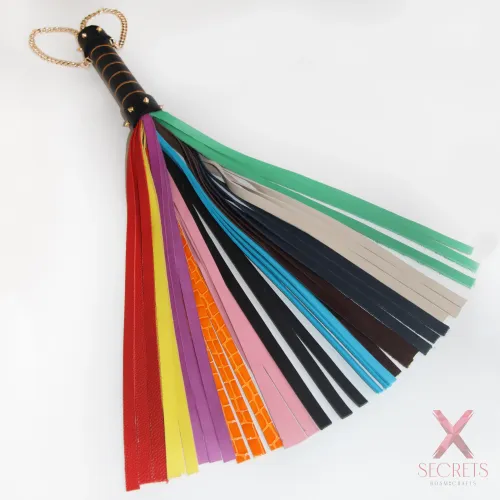 FLOGGER DE CUERO EDICIÓN LIMITADA "ORGULLO" (Sólo 10Uds) CON DETALLES EN ORO FLOGGER DE CUERO EDICIÓN LIMITADA "ORGULLO" (Sólo 10Uds) CON DETALLES EN ORO