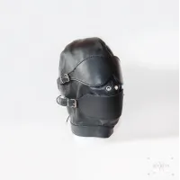 Máscara BDSM en Cuero Negro con Antifaz y Cierre Encorsetado Máscara BDSM en Cuero Negro con Antifaz y Cierre Encorsetado