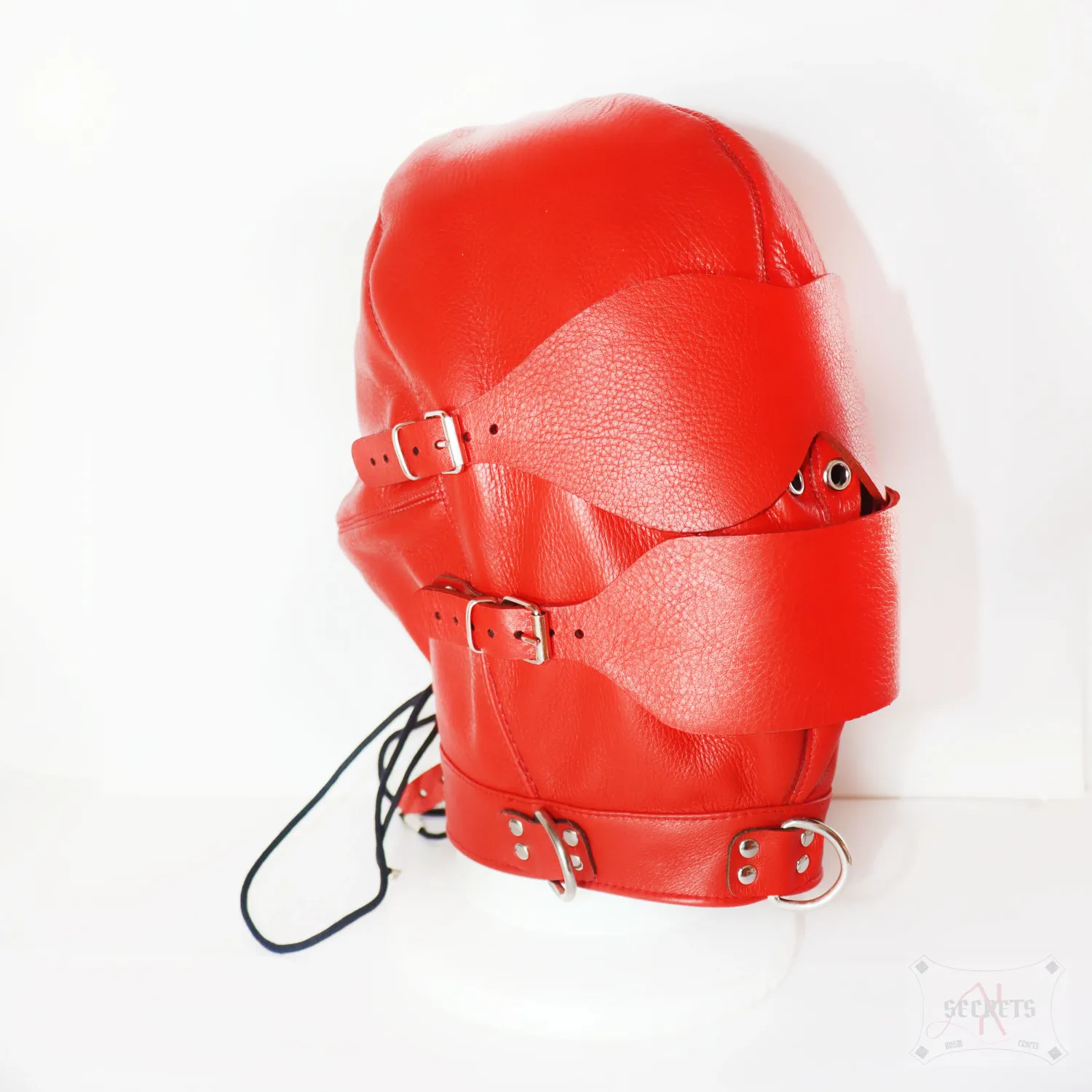 Máscara BDSM Artesanal de Cuero Rojo Abombado con Antifaz y Cierre Encorsetado