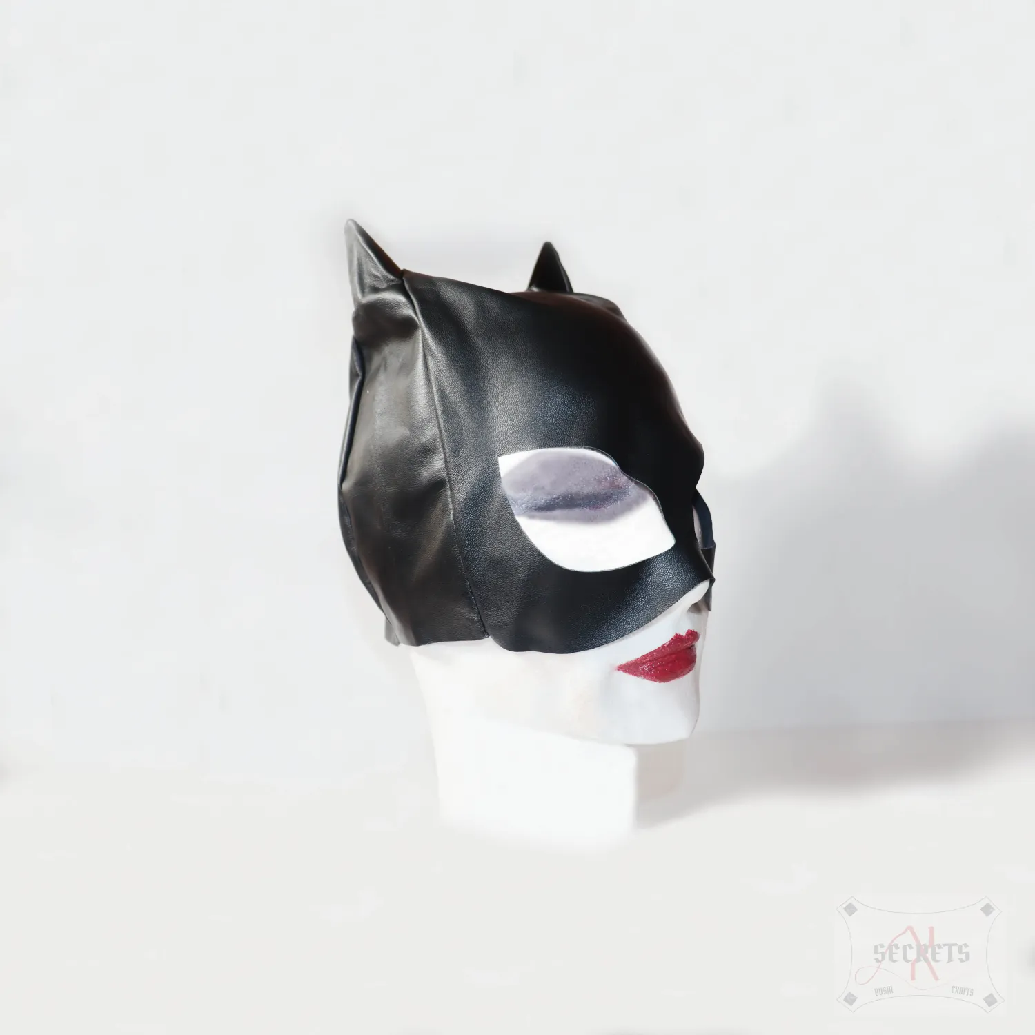 Máscara BDSM 'Catwoman' en Cuero Anatómicamente Adaptable y Detalles en Charol