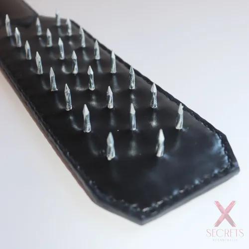 PALA DE SPANKING BDSM EN CUERO CON PINCHOS (Costura Artesanal) PALA DE SPANKING BDSM EN CUERO CON PINCHOS (Costura Artesanal)