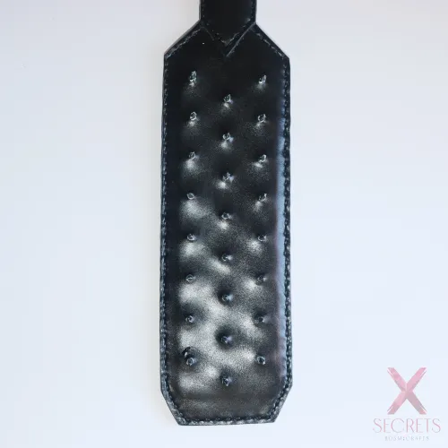 PALA DE SPANKING BDSM EN CUERO CON PINCHOS (Costura Artesanal) PALA DE SPANKING BDSM EN CUERO CON PINCHOS (Costura Artesanal)