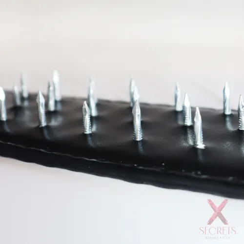 PALA DE SPANKING BDSM EN CUERO CON PINCHOS (Costura Artesanal) PALA DE SPANKING BDSM EN CUERO CON PINCHOS (Costura Artesanal)