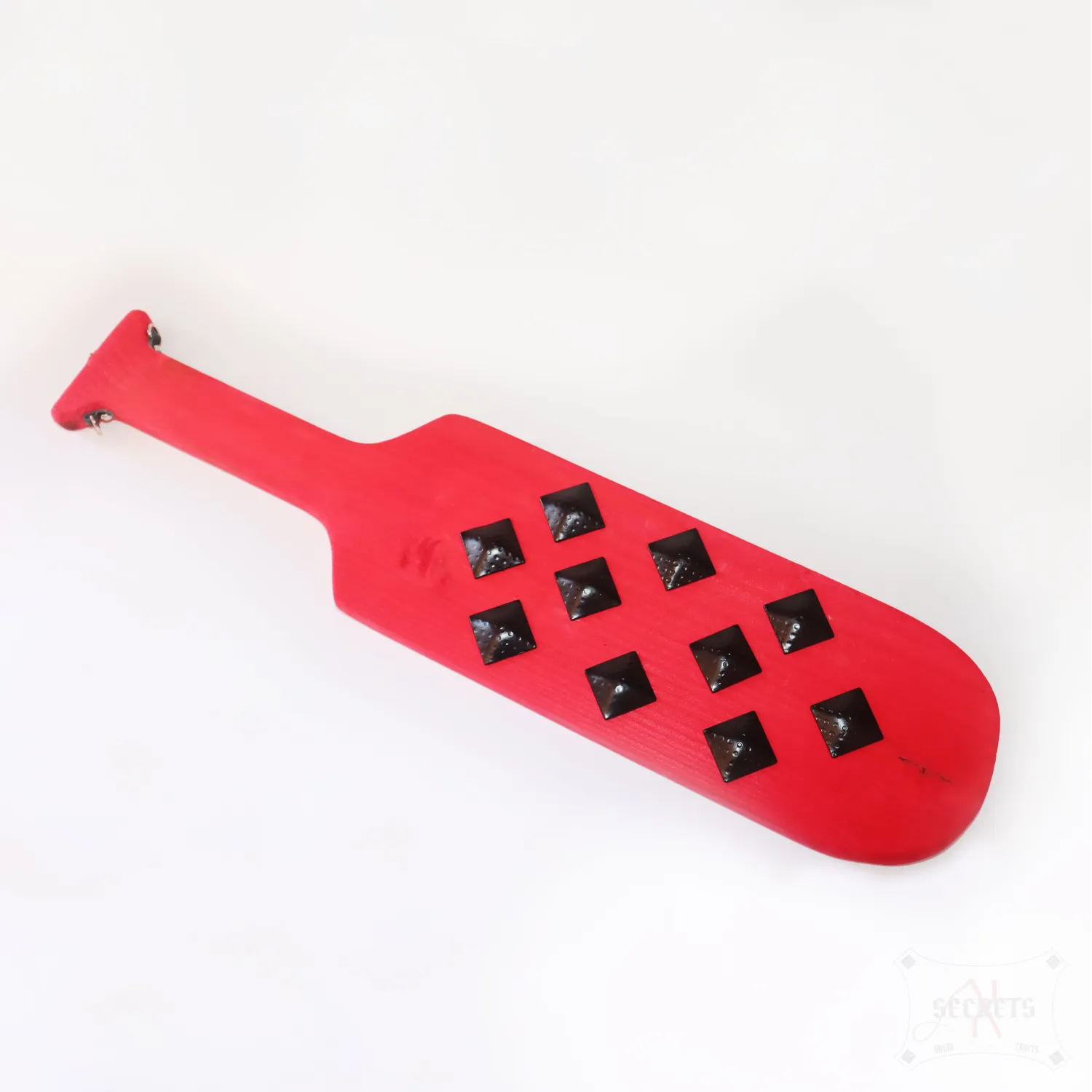Pala de Spanking 'Joseph' en Madera Roja con Clavos: Tributo y Castigo Medieval