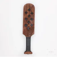 Pala Spanking Madera Mango de Cuero y Clavos 'Nogal'