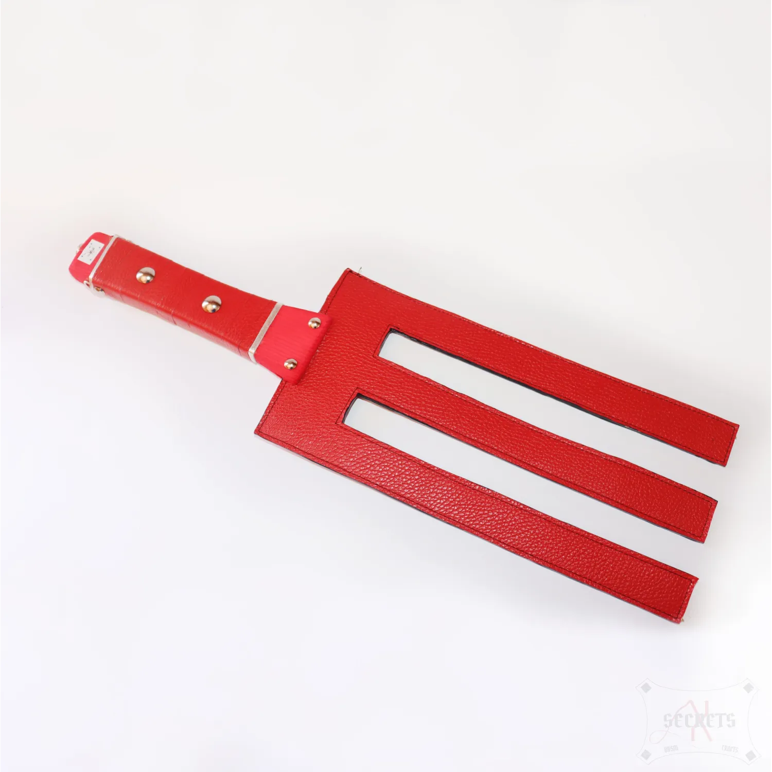 Pala BDSM 'Tridente Rojo Fuego' – Cuero Premium y Mango de Madera Maciza Tintada