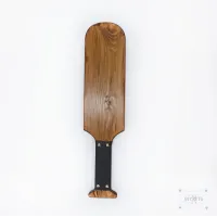 Pala de Spanking Larga en Acabado Nogal con Empuñadura de Cuero Pala de Spanking Larga en Acabado Nogal con Empuñadura de Cuero