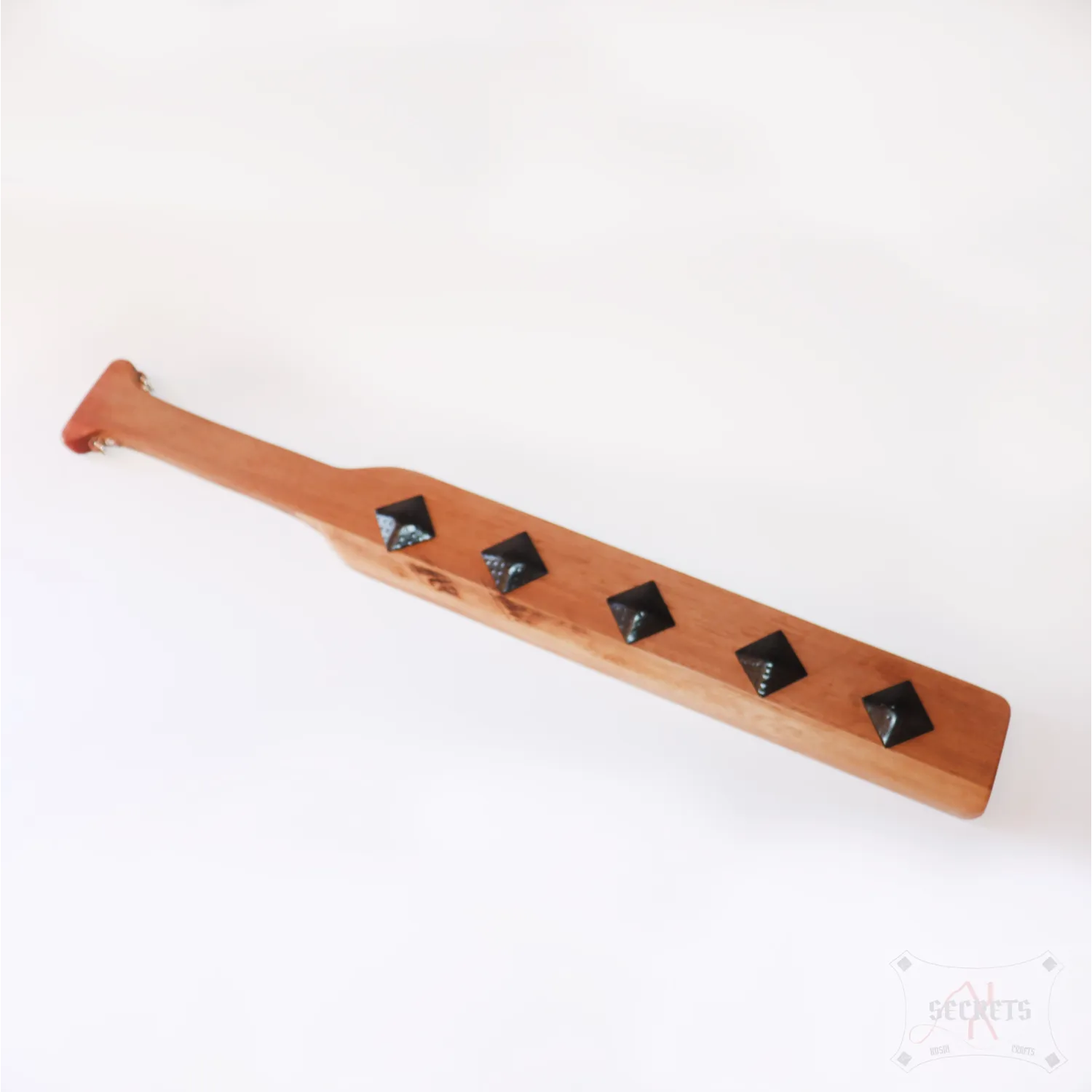 Pala de Spanking en Madera de Iroko con Clavos Cuadrados de Hierro