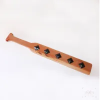 Pala de Spanking en Madera de Iroko con Clavos Cuadrados de Hierro Pala de Spanking en Madera de Iroko con Clavos Cuadrados de Hierro