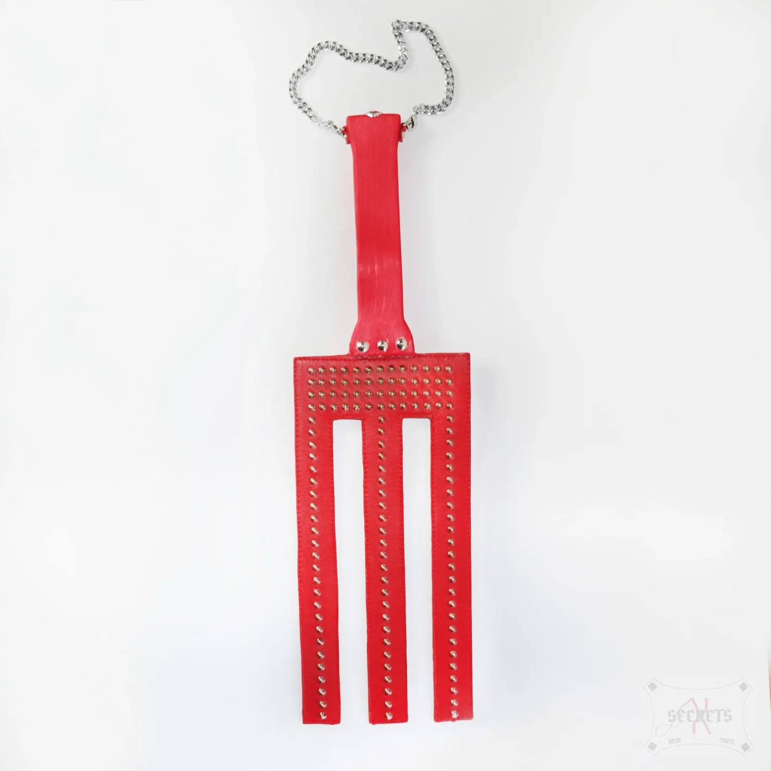 Pala BDSM 'Tridente Spikes' – Cuero, Conos Remachados en ABS y Madera