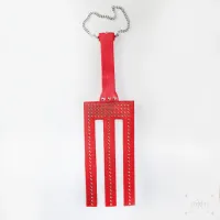 Pala BDSM 'Tridente Spikes' – Cuero, Conos Remachados en ABS y Madera Pala BDSM 'Tridente Spikes' – Cuero, Conos Remachados en ABS y Madera